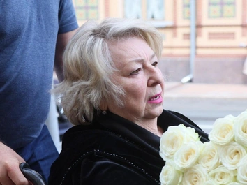 Что-то прошептала и поклонилась: Татьяна Тарасова встала с коляски, чтобы подойти к гробу Александра Митты