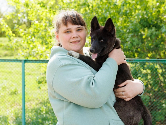 Анастасия гуляет с собакой по кличке Боня — это помесь лайки и овчарки. Щенка нашел ее муж и принес в дом, теперь они вместе ухаживают за питомцем. | Источник: Ирина Шарова / 72.RU 