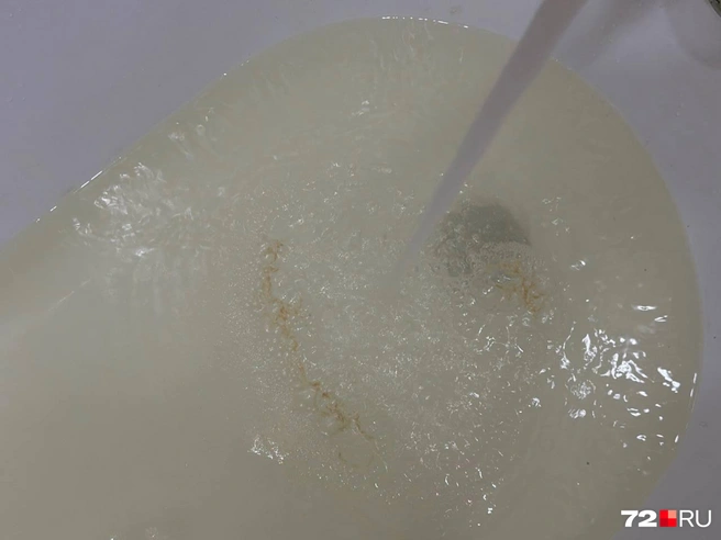Такая вода текла из-под крана в одном из домов на улице Дружбы | Источник: Читательница 72.RU