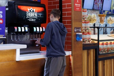 Споры в Красноярске: подростки на фудкортах без родителей