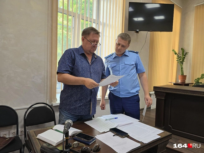 Адвокат потерпевших и прокурор изучают документы, которые хотела приобщить к делу сестра Акопяна Сюзанна | Источник: Семен Коротов-Майбах / 164.RU