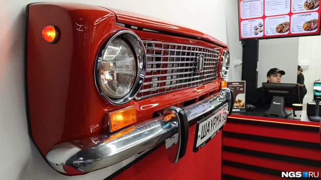 Автомобильная направленность заведения сразу бросается в глаза | Источник: Стас Соколов / NGS.RU