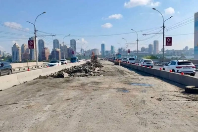 На Димитровском мосту убирают старое покрытие