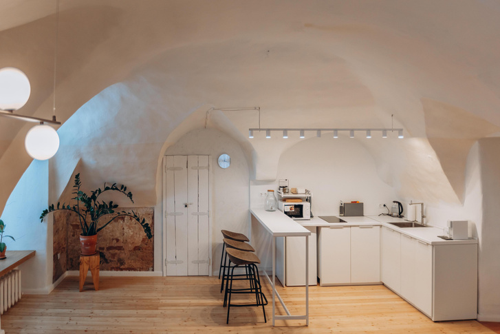 Дизайнер превратил келью в уютную квартиру для сдачи в аренду — вот как она выглядит!