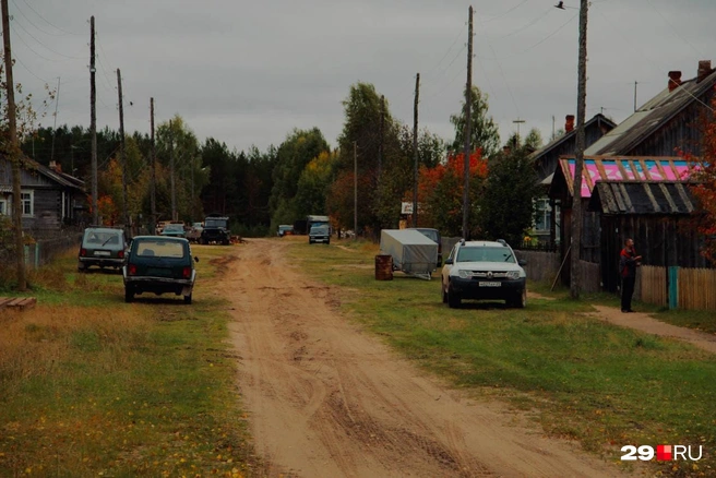 В самом поселке открываются такие виды: улицы пусты, вокруг тихо | Источник: Дмитрий Черноусов