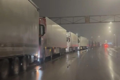 Фуры парализовали район Волгограда из-за аварий