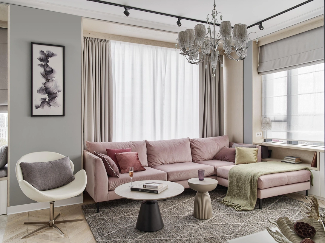 Гостиная. Краска на стенах, Fama Paint. Диван, Hauska. Люстра, Baga. Журнальные столики, вазы, плед, подушки, кресло — все, BoConcept. | Источник: Андрей Сорокин. стиль: Анна Таратута