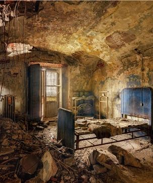 Прогулка по заброшенной итальянской психбольнице в 27 фотографиях