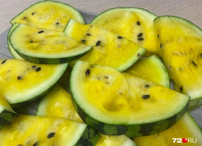Мякоть же по цвету напоминает ананас. На вкус&nbsp;— обычный арбуз, в меру сладкий | Источник: 72.RU