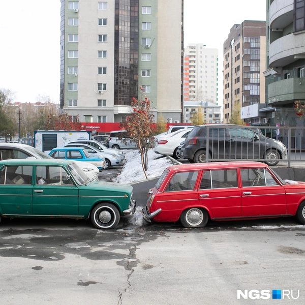 «Копейка» и редкая «тройка»-универсал пока в очереди: какими они будут после кастомизации, коллекционер еще не знает | Источник: Андрей Бортко / NGS.RU