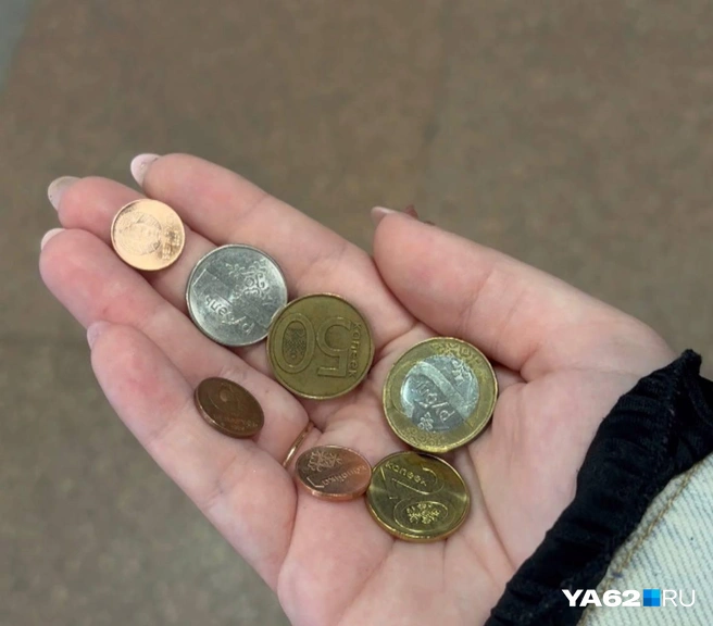 Можно по нормальному курсу обменять российские рубли. В руке почти 4 белорусских рубля | Источник: Виктория Улитова / YA62.RU