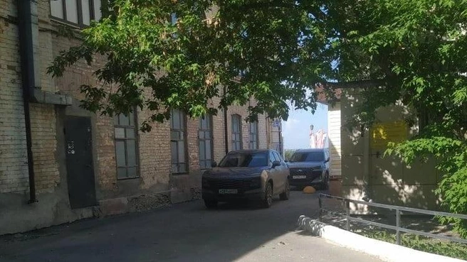 Машине перегородили въезд во двор  | Источник: Наталья Жалобина