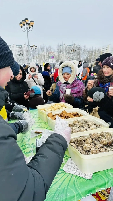 Согревались горожане горячим чаем, выпечкой и сладостями | Источник: «Типичный краб Нижневартовск» / T.me