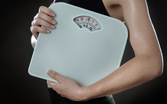 Пытаться бесполезно: почему мозг наказывает нас за попытки похудеть?