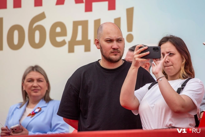 То ли дело наблюдать за парадом с трибун! И место никто не займет, и видно всё отлично. Правда, просто так туда не попасть | Источник: Константин Завриков / V1.RU