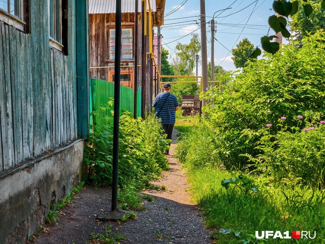 А это, к слову, местный тротуар | Источник: Булат Салихов / UFA1.RU