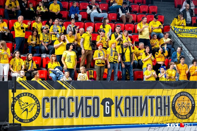 Матч сопровождался перформансами от болельщиков и клуба | Источник: Евгений Вдовин / 161.RU