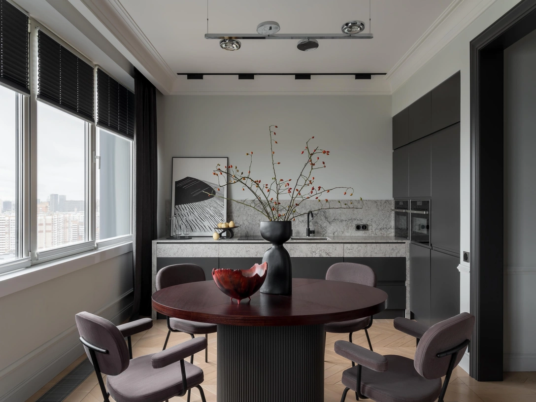 Кухня и стол выполнены на заказ. Мрамор, Volakas. Бытовая техника, Neff. Подвесной светильник, Studio Italia Design. Стулья, Delo Design. Трековое освещение, Ledmonster. | Источник: Ольга Шангина. Стиль: Яна Яхина