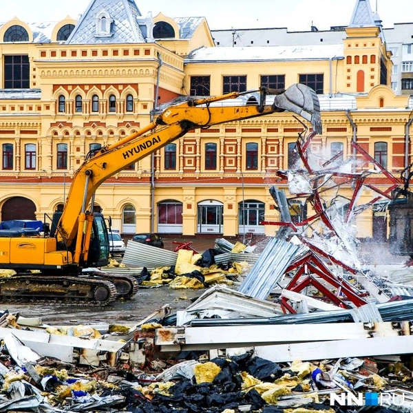 В 90-е годы рядом с Ярмарочным домом появились неказистые постройки — временные корпуса для торговли | Источник: Наталья Бурухина / NN.RU