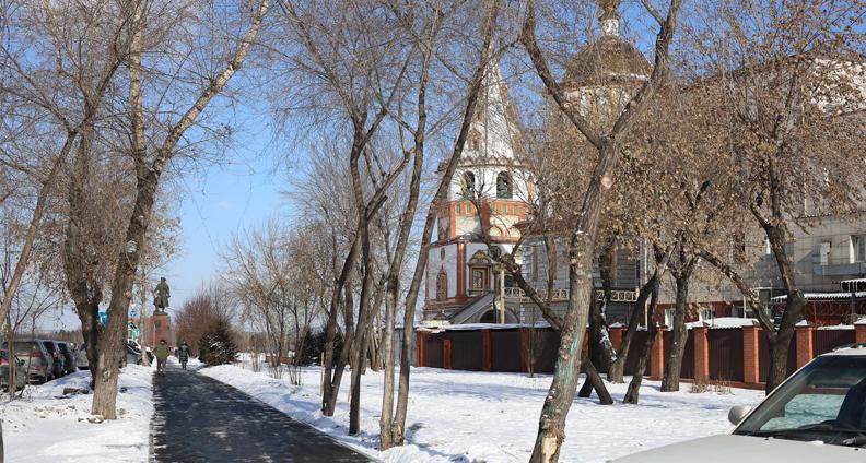 Совсем рядом с улицей Польских Повстанцев расположен собор Богоявления. 100 лет назад он выглядел иначе&nbsp;— на фото нет шатровой колокольни, которая была разрушена в XVIII веке и восстановлена в 1960-х. На фоне&nbsp;— утраченная Царская триумфальная арка, вместо которой теперь стоит памятник Основателям Иркутска | Источник: Ксения Филимонова / «ИрСити»