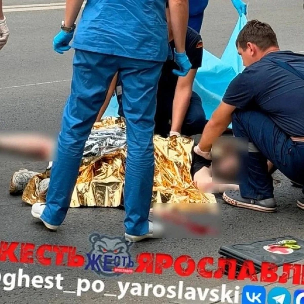 Девушка лежала на асфальте на животе, рядом была кровь | Источник: Жесть Ярославль / Max