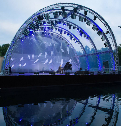Сцена на воде на ВДНХ откроется Фестивалем духовых оркестров