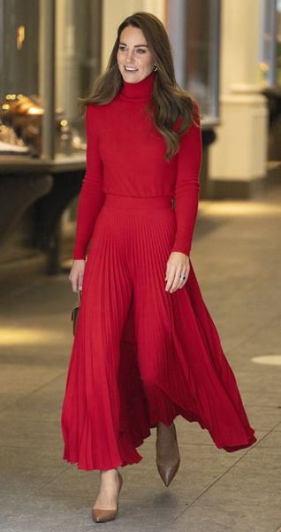 «Огненная Кейт»: Миддлтон оделась в красное с головы до ног