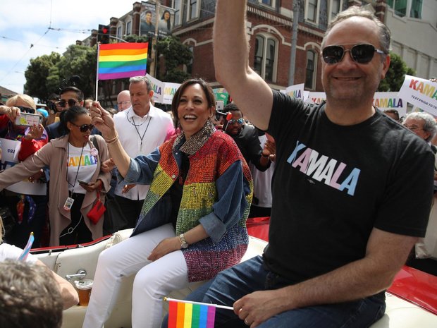 Камала вместе со своим мужем Дугласом во время парада Pride Parade в Сан-Франциско, 30 июня 2019 Камала вместе со своим мужем Дугласом во время парада Pride Parade в Сан-Франциско, 30 июня 2019