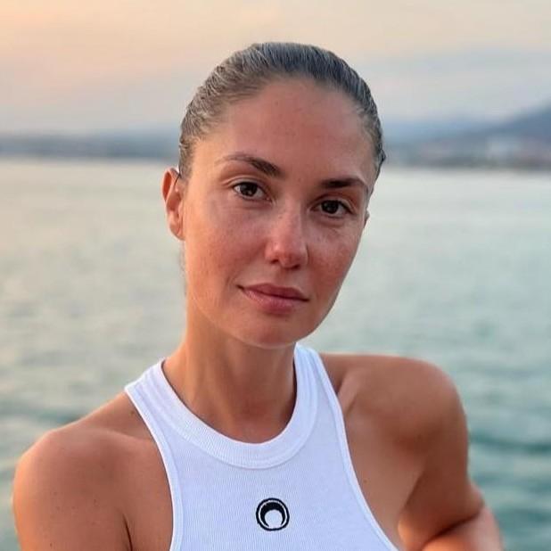 «Надоели худосочные селедки. Пошла за десертом»: недавно родившая Агата Муцениеце обтянула фигуру блестящим платье