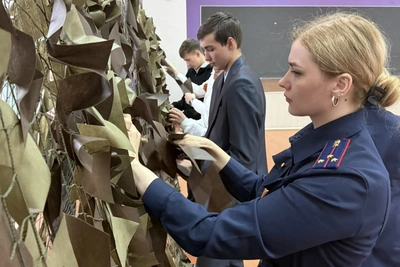 Сотрудники СК сплели маскировочные сети для бойцов СВО