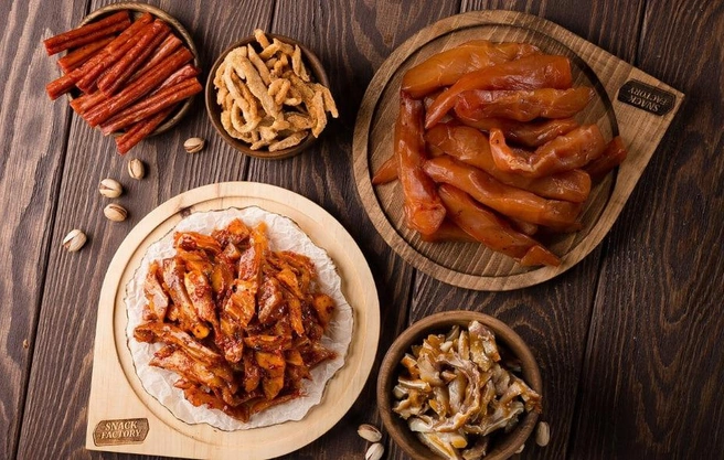 Больше десяти лет компания Дениса Бетина производит и продает мясные снеки | Источник: VseSneki / 2GIS