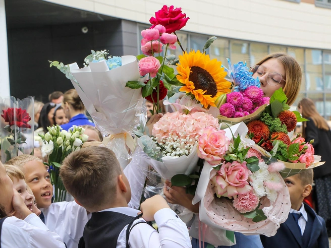 Учителей буквально засыпали цветами | Источник: Наталья Бурухина / NN.RU