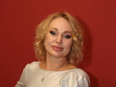 50-летняя Алла Довлатова впервые стала бабушкой — фото с младенцем
