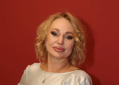 50-летняя Алла Довлатова впервые стала бабушкой — фото с младенцем