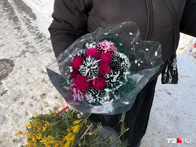 Кроме традиционной мимозы, на уличных точках продают и другие яркие цветы | Источник: Мария Токмакова / 72.RU