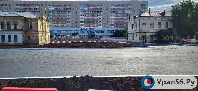 Сейчас на месте одной из половин «Атриума»&nbsp;— парковка | Источник: Урал56.Ру