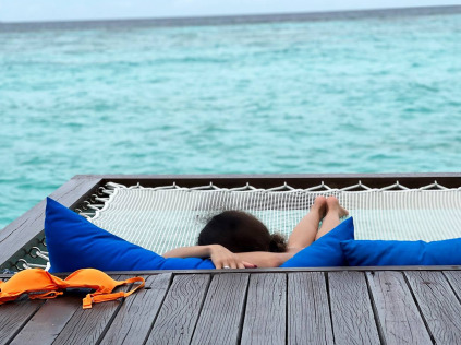 Без верха от купальника нежится на солнце: Павел Прилучный заснял любимую на Мальдивах