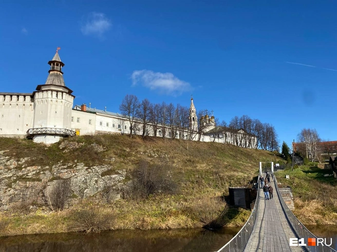 Такой вид на кремль открывается с моста | Источник: Ирина Порозова / E1.RU