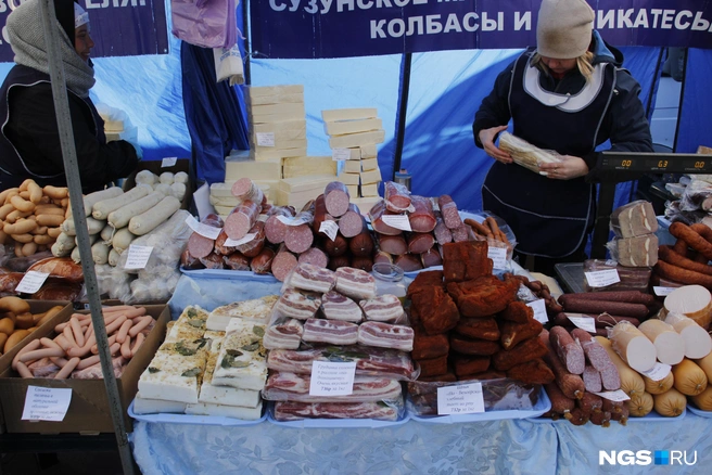 Колбасы, сало и мясные деликатесы из Сузуна | Источник: Стас Соколов / NGS.RU