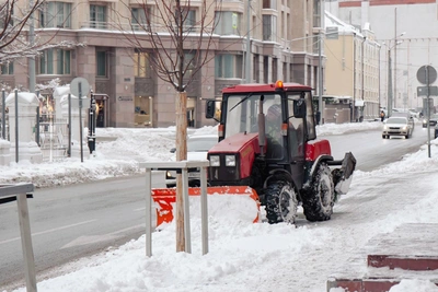 Водители Казани мешают уборке снега, рискуя безопасностью