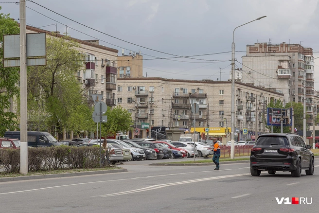 Пользуясь отсутствием «зебр» пешеходы начали пересекать улицу так, как им удобнол | Источник: Константин Завриков / V1.RU