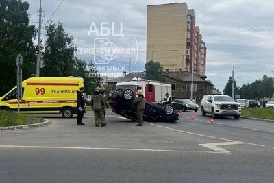 В Архангельске Opel перевернулся после столкновения