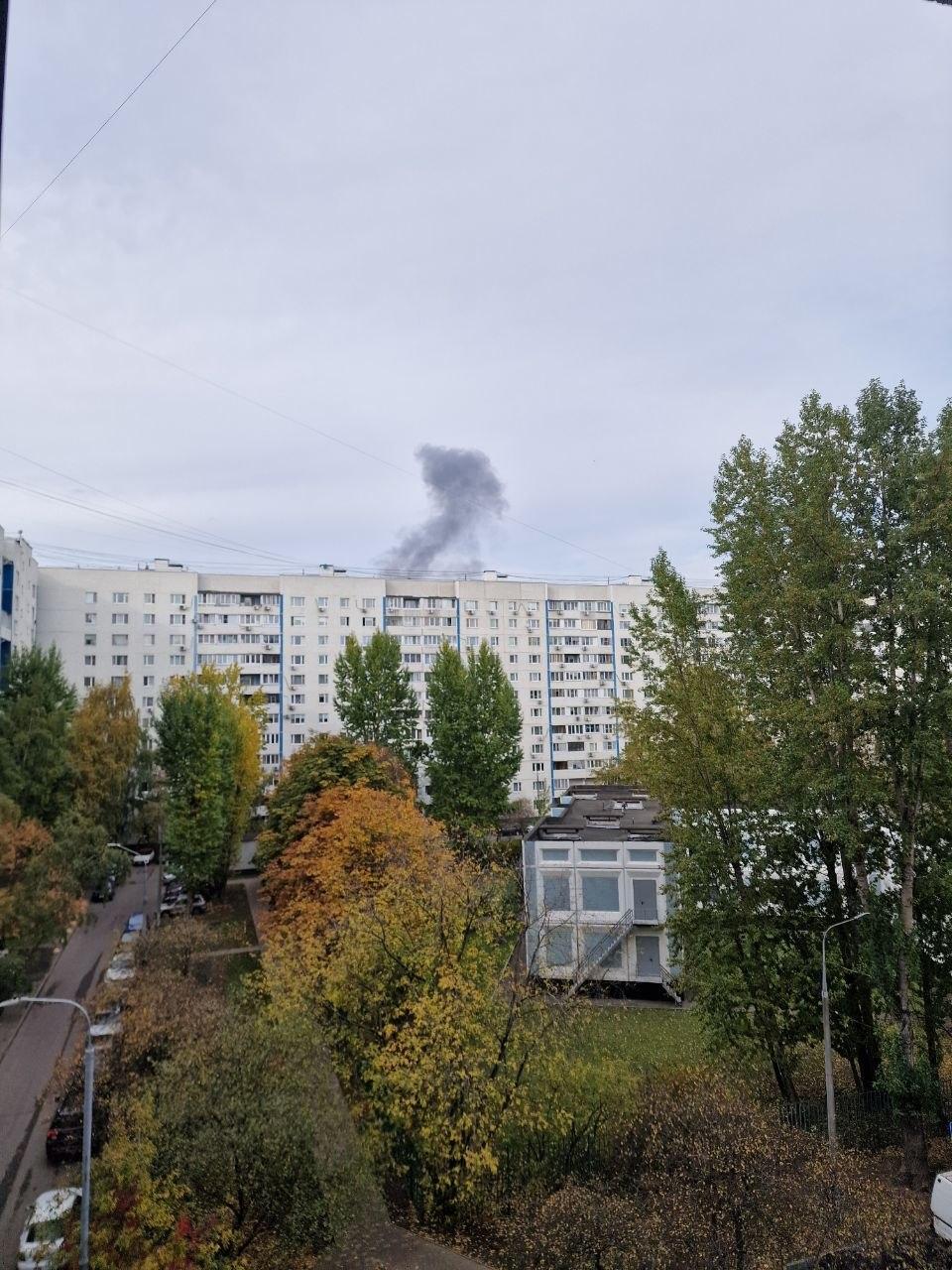 Над районом поднимался столб черного дыма. Появились кадры пожара недалеко от «Острова мечты» в Мос…