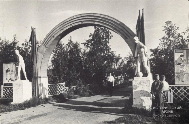 Входная группа в парк в 1940-е годы | Источник: Вести омских архивистов / Telegram
