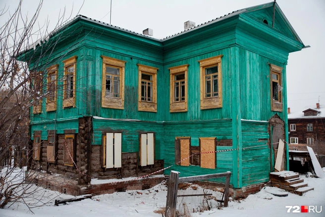 Больше 100 лет простоял дом на одной из улиц старой Зареки. Эта весна стала для него последней  | Источник: Ирина Шарова / 72.RU 