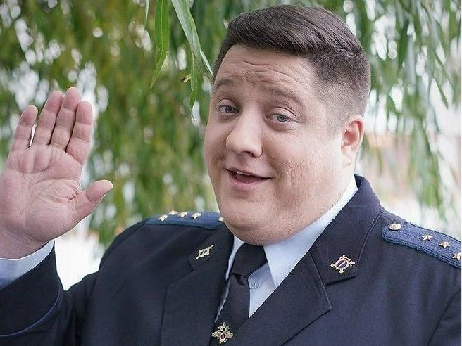 Для многих актер навсегда останется позитивным и неунывающим Мухичем | Источник: кадр из сериала «Полицейский с Рублёвки» (16+), реж. Илья Куликов, ТНТ, 2016 год