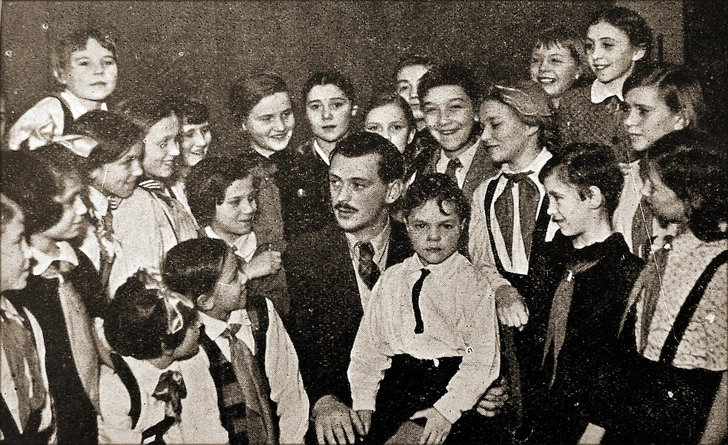 Портрет 1940-х годов русского детского писателя Сергея Михалкова (1913-2009) с группой московских детей | Источник: Colin Waters