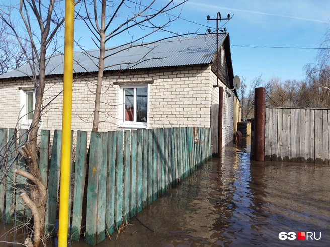 Вид спереди женщины на домашние съемки