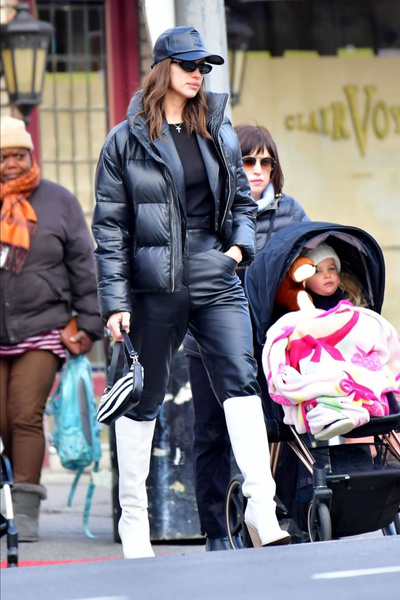 Ирина Шейк разбавила черный кожаный наряд белоснежными казаками на прогулке со своей дочкой и мамой