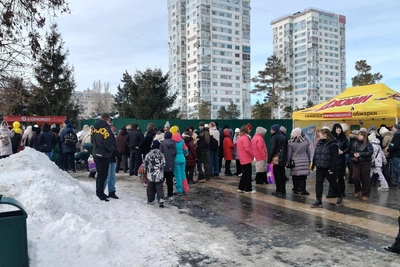Гигантская очередь за бесплатными блинами в Волгограде
